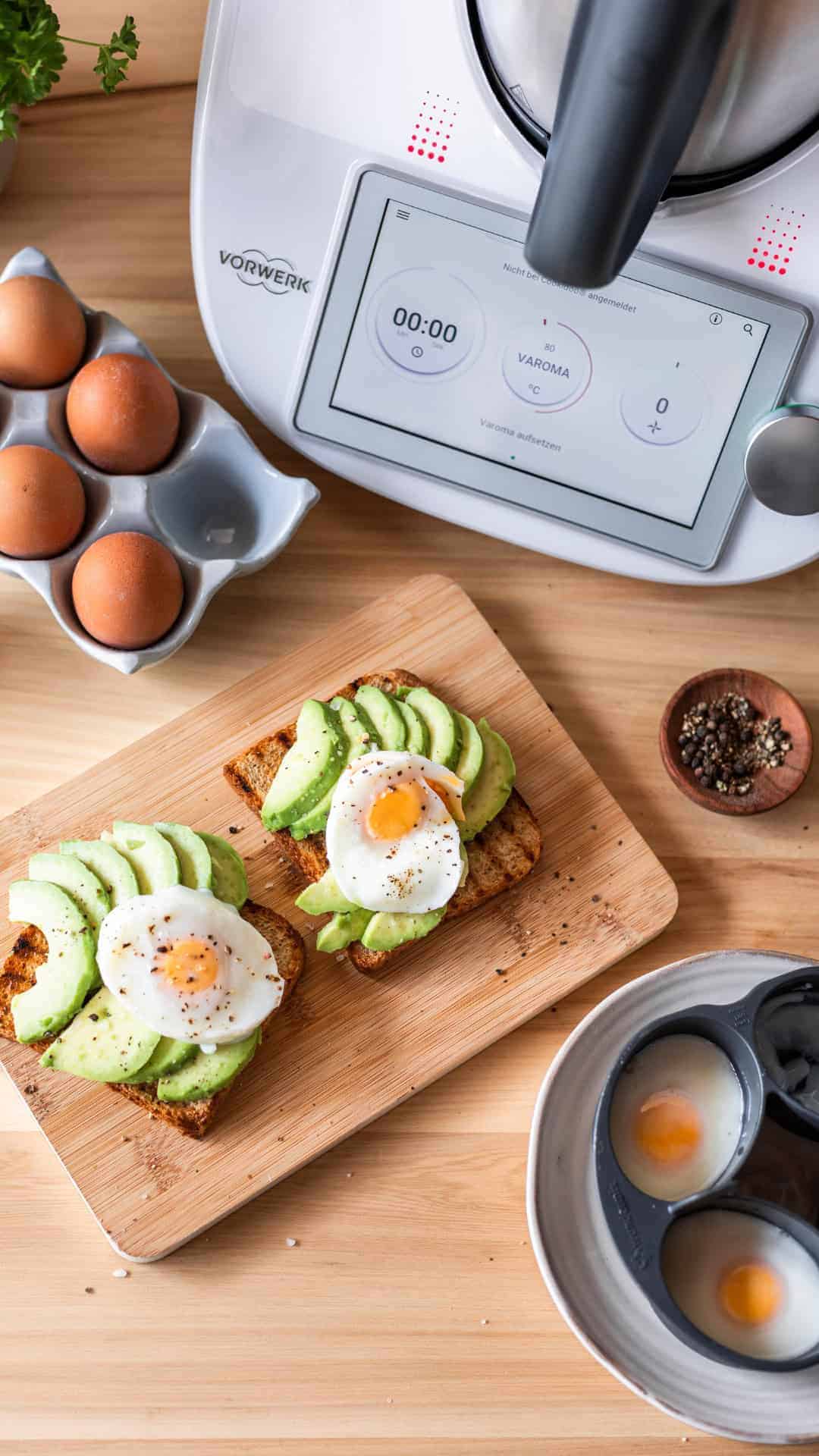 ein avocado-brot mit pochierten eiern darauf, ein thermomix und der wonder-poach pochiereinsatz